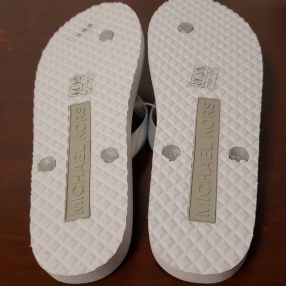 🎁SOLD OUT💟 NWOT MICHAEL KORS FLIP FLOPS - Picture 6 of 8